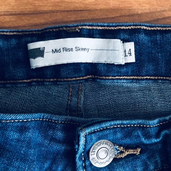 ⭐️HOST⭐️PICK ⭐️💥Levi’s denim jeans 💥 - Picture 5 of 7